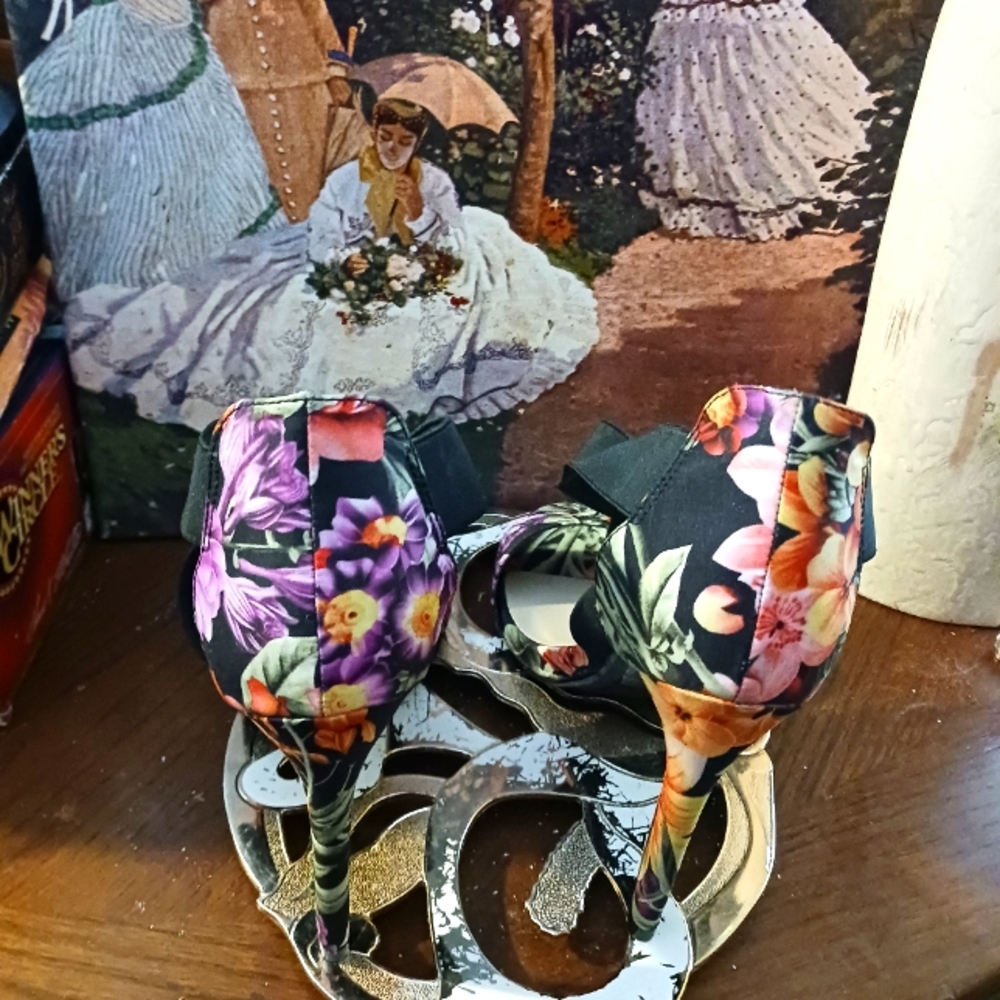 👠👠Delicious Floral Print Double Elastic Strappy Stiletto Heel Size 8 Gift it.